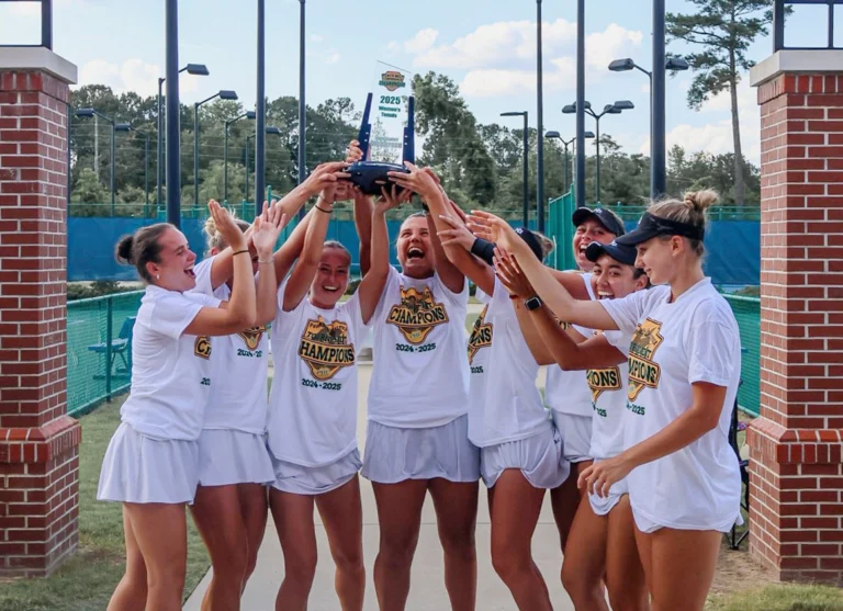 Linn Goerdes reckt mit ihrem Team die Trophäe der Conference Championship in die Höhe.