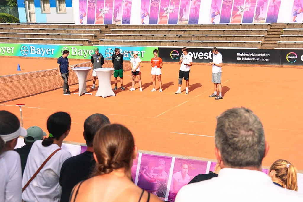 Q&A mit College-Coaches auf dem Tennisplatz.