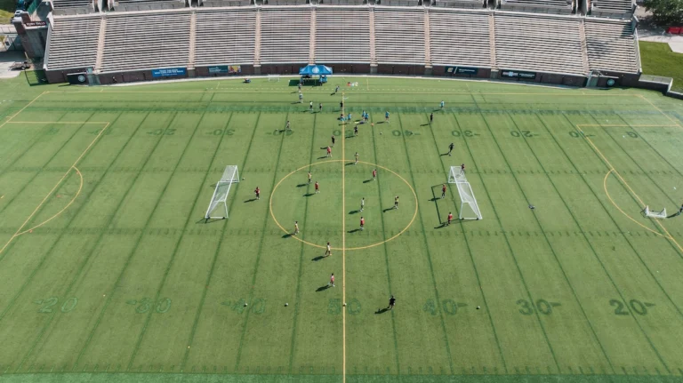 College Fußball Team beim Training auf dem Feld während der Saisonvorbereitung