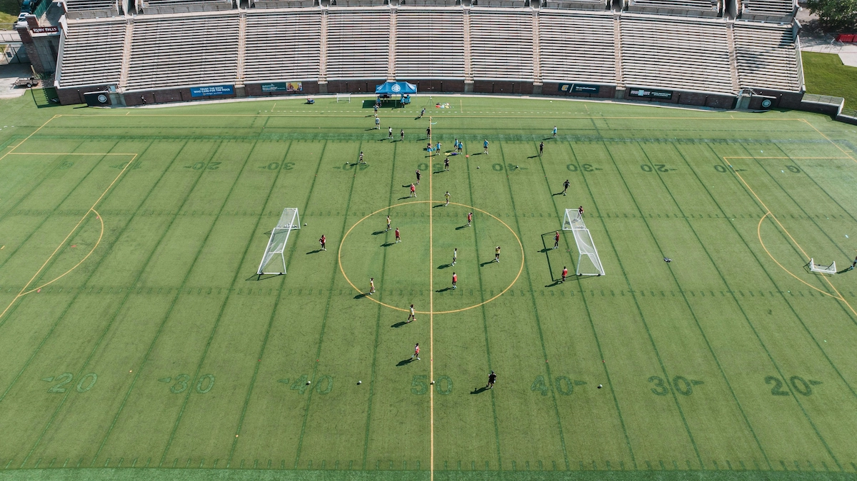 College Fußball Team beim Training auf dem Feld während der Saisonvorbereitung