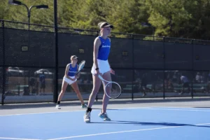 College-Tennisspielerin Linn Goerdes in Aktion während eines Doppelspiels
