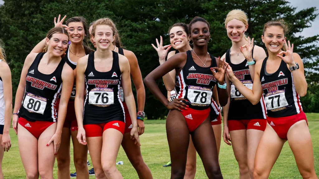 Cross-Country-Athleten aus Jacksonville posieren vor dem Rennen