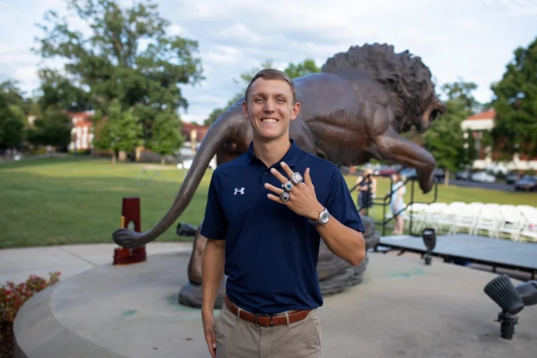 College Schwimmer Jan Delkeskamp zeigt seine Championship Ringe.