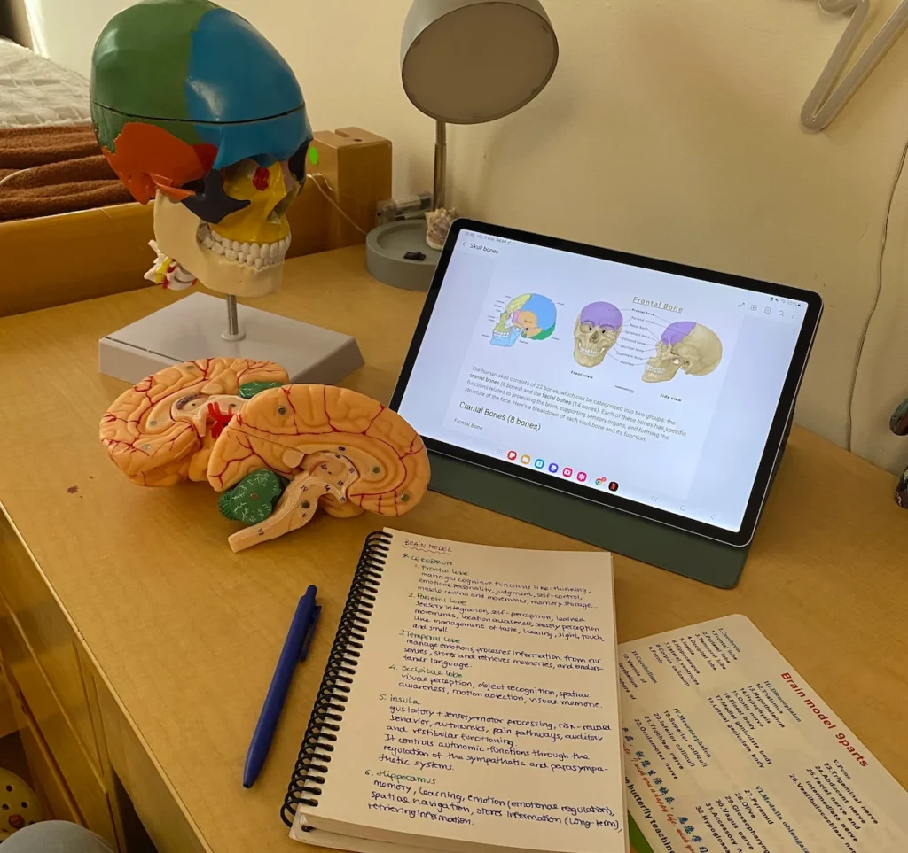 Eine Studentin und Sportlerin macht ihre Biologie-Hausaufgaben.