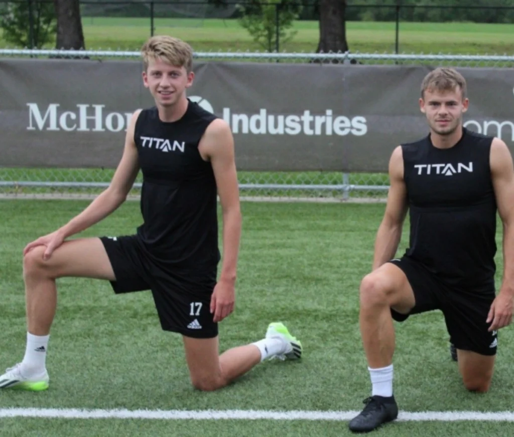 Fußballspieler beim Dehnen
